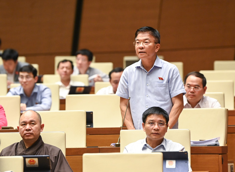Bộ trưởng Tư pháp Lê Thành Long giải trình, làm rõ ý kiến đại biểu Quốc hội nêu tại phiên thảo luận. (Ảnh: DUY LINH)