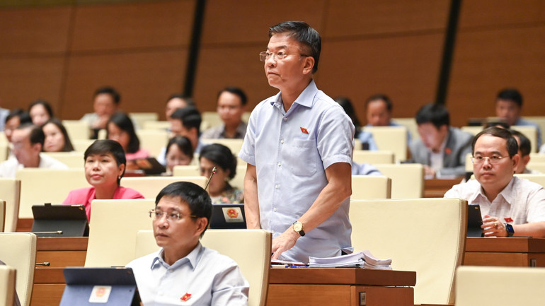 Bộ trưởng Tư pháp Lê Thành Long giải trình, làm rõ ý kiến đại biểu Quốc hội nêu tại phiên thảo luận. (Ảnh: DUY LINH)