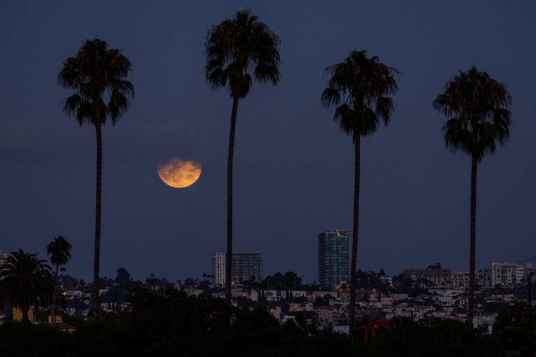 Siêu trăng mùa gặt trên bầu trời San Diego, California, Mỹ, ngày 17/9/2024. (Ảnh: Reuters) Siêu trăng mùa gặt trên bầu trời San Diego, California, Mỹ, ngày 17/9/2024. (Ảnh: Reuters)