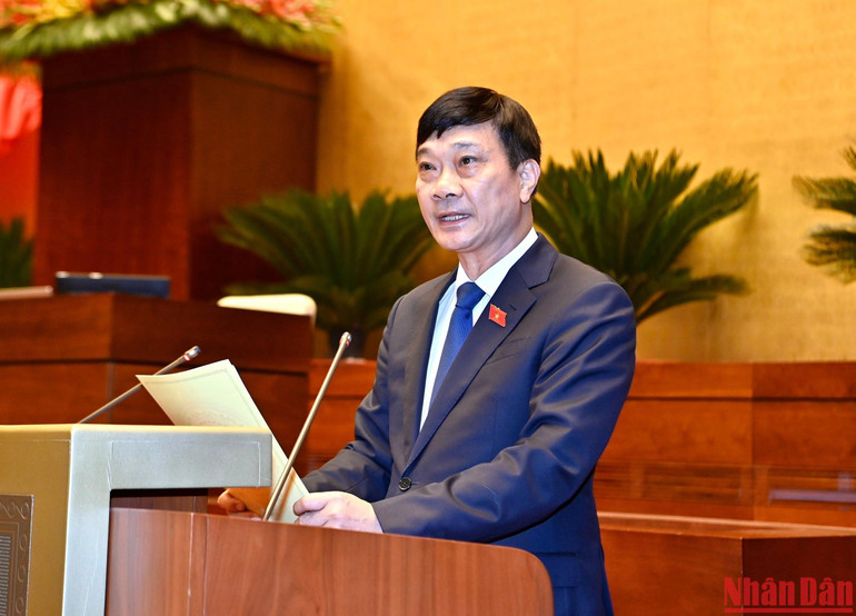 Chủ nhiệm Ủy ban Kinh tế của Quốc hội Vũ Hồng Thanh trình bày Báo cáo giải trình, tiếp thu, chỉnh lý dự thảo Luật Dầu khí (sửa đổi). (Ảnh: ĐĂNG KHOA)