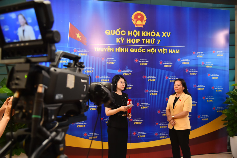 Đại biểu Lê Thị Thanh Lam, Phó Trưởng đoàn phụ trách Đoàn đại biểu Quốc hội tỉnh Hậu Giang trả lời phỏng vấn báo chí, truyền thông bên lề Kỳ họp thứ 7, Quốc hội khóa XV. (Ảnh: THỦY NGUYÊN)