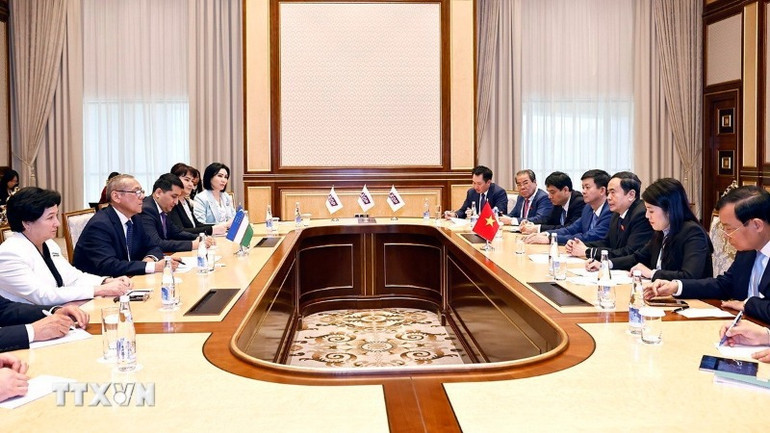 Chủ tịch Quốc hội Trần Thanh Mẫn tiếp Chủ tịch Đảng Dân chủ nhân dân Uzbekistan Ulugbek Inoyatov. (Ảnh: TTXVN)