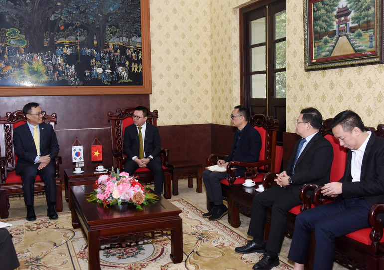 Tổng Biên tập Lê Quốc Minh phát biểu tại buổi tiếp. (Ảnh: TRẦN HẢI)