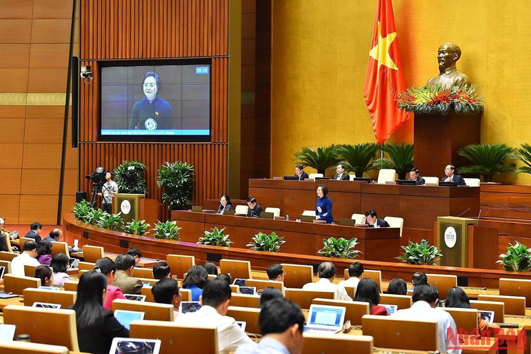 Quang cảnh phiên chất vấn chiều 4/11. (Ảnh: THỦY NGUYÊN)