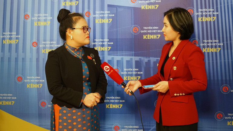 Đại biểu Nguyễn Thị Sửu - Phó Trưởng Đoàn đại biểu Quốc hội chuyên trách tỉnh Thừa Thiên Huế đánh giá về dự thảo nghị quyết bên hành lang Quốc hội. (Ảnh: TRUNG HƯNG) Đại biểu Nguyễn Thị Sửu - Phó Trưởng Đoàn đại biểu Quốc hội chuyên trách tỉnh Thừa Thiên Huế đánh giá về dự thảo nghị quyết bên hành lang Quốc hội. (Ảnh: TRUNG HƯNG)