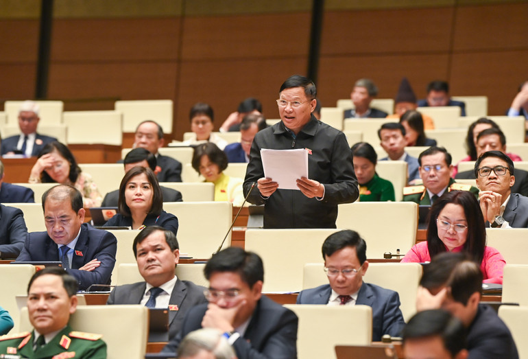 Đại biểu Trần Văn Tiến (Vĩnh Phúc) phát biểu thảo luận. (Ảnh: DUY LINH)