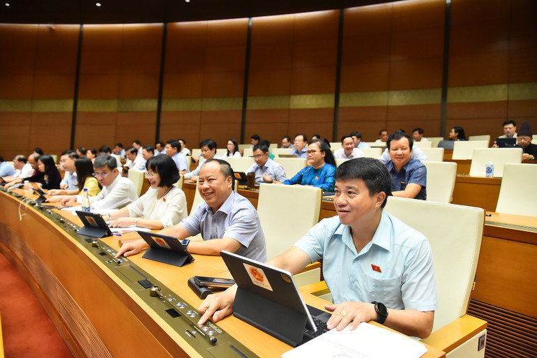 Các đại biểu Quốc hội biểu quyết thông qua Nghị quyết của Quốc hội về thí điểm bổ sung một số cơ chế, chính sách đặc thù phát triển tỉnh Nghệ An. (Ảnh: THỦY NGUYÊN)