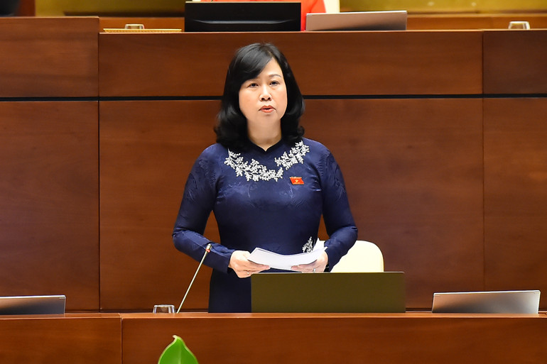 Bộ trưởng Y tế Đào Hồng Lan giải trình, làm rõ một số vấn đề các đại biểu Quốc hội nêu tại phiên thảo luận. (Ảnh: THỦY NGUYÊN)