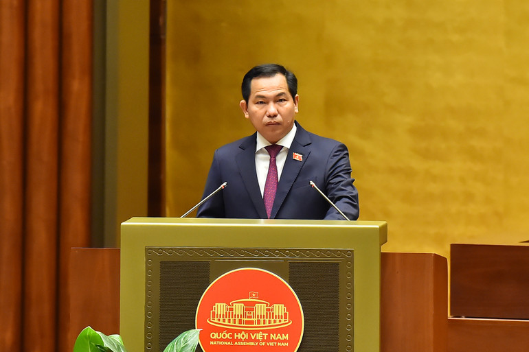 Ủy viên Ủy ban Thường vụ Quốc hội, Chủ nhiệm Ủy ban Tài chính, Ngân sách của Quốc hội Lê Quang Mạnh trình bày Báo cáo giải trình, tiếp thu, chỉnh lý dự thảo Nghị quyết của Quốc hội về thí điểm bổ sung một số cơ chế, chính sách đặc thù phát triển tỉnh Nghệ An. (Ảnh: THỦY NGUYÊN)