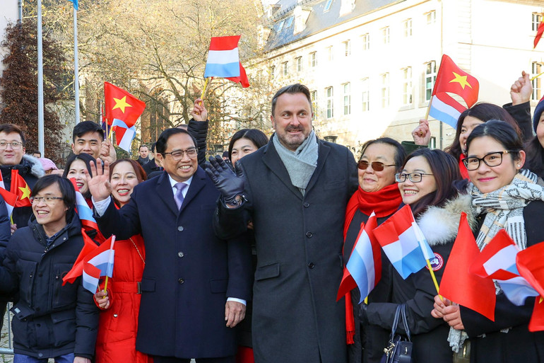 Thủ tướng Phạm Minh Chính và Thủ tướng Xavier Bettel chụp ảnh cùng bà con cộng đồng người Việt. (Ảnh: VGP)