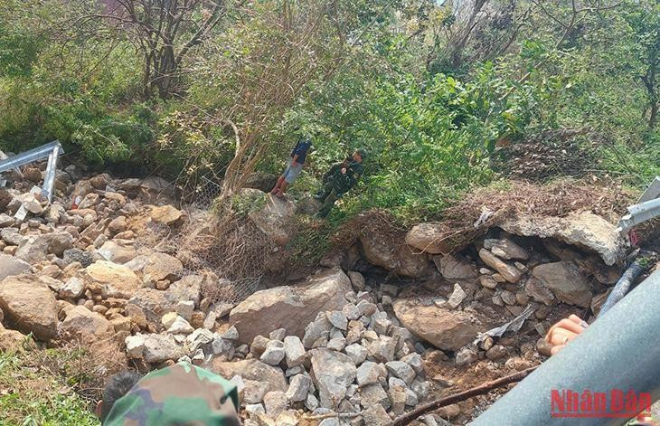 Tuyến đường giao thông ở Cù Lao Chàm bị sạt lở. Tuyến đường giao thông ở Cù Lao Chàm bị sạt lở.