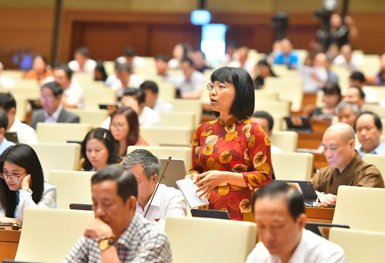 Đại biểu Nguyễn Thị Việt Nga (Hải Dương) phát biểu thảo luận. (Ảnh: ĐĂNG KHOA)