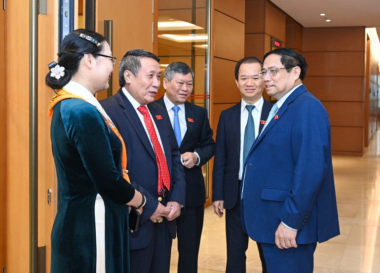 Thủ tướng Chính phủ Phạm Minh Chính trao đổi với các đại biểu Quốc hội bên lề kỳ họp. (Ảnh: DUY LINH) Thủ tướng Chính phủ Phạm Minh Chính trao đổi với các đại biểu Quốc hội bên lề kỳ họp. (Ảnh: DUY LINH)