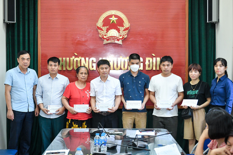 Thăm hỏi, hỗ trợ các nạn nhân vụ cháy. (Ảnh: THÀNH ĐẠT)