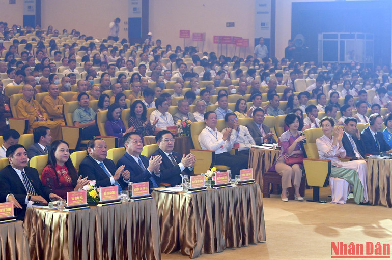 Chủ tịch Quốc hội Vương Đình Huệ và Tổng Giám đốc UNESCO Audrey Azoulay cùng các đại biểu dự lễ kỷ niệm. (Ảnh: DUY LINH) Chủ tịch Quốc hội Vương Đình Huệ và Tổng Giám đốc UNESCO Audrey Azoulay cùng các đại biểu dự lễ kỷ niệm. (Ảnh: DUY LINH)