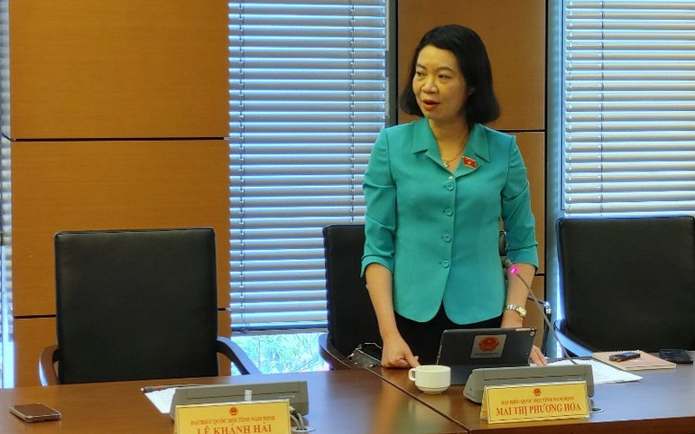 Đại biểu Mai Thị Phương Hoa - Đoàn đại biểu Quốc hội tỉnh Nam Định phát biểu. (Ảnh: TRUNG HƯNG)