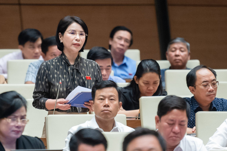 Đại biểu Trần Thị Nhị Hà (Hà Nội) phát biểu. (Ảnh: quochoi.vn)