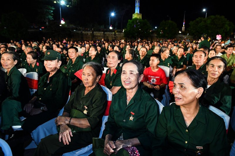 Các cựu thanh niên xung phong và các lực lượng từng tham gia chiến đấu và phục vụ chiến đấu tại Ngã ba Đồng Lộc tham dự chương trình. (Ảnh: THÀNH ĐẠT)
