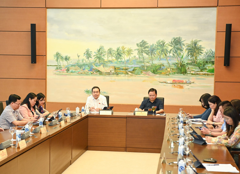 Toàn cảnh phiên thảo luận tại Tổ 13. (Ảnh: DUY LINH)