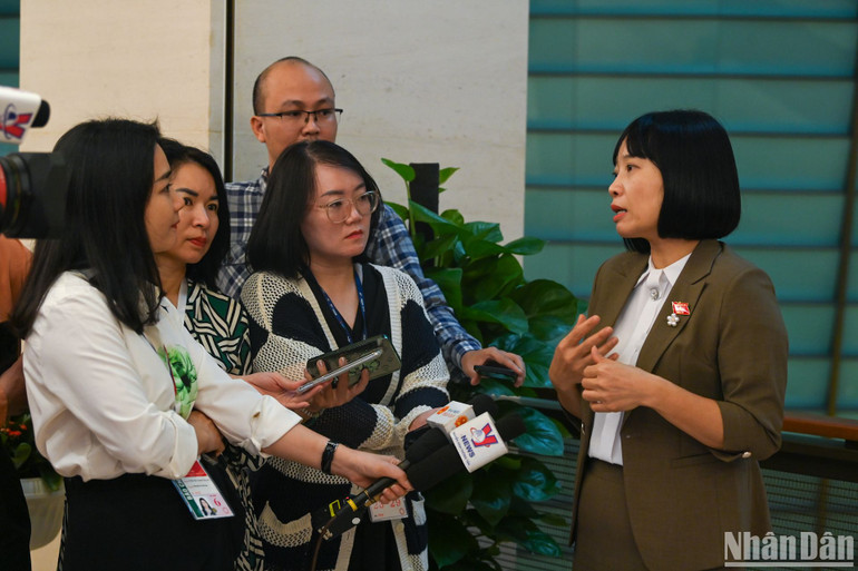 Đại biểu Nguyễn Thị Việt Nga - Đoàn đại biểu Quốc hội tỉnh Hải Dương trả lời phỏng vấn báo chí bên hành lang Quốc hội. (Ảnh: DUY LINH)