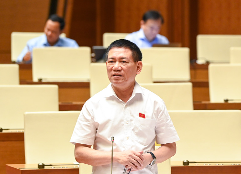 Bộ trưởng Tài chính Hồ Đức Phớc trả lời chất vấn của các đại biểu Quốc hội. (Ảnh: DUY LINH)