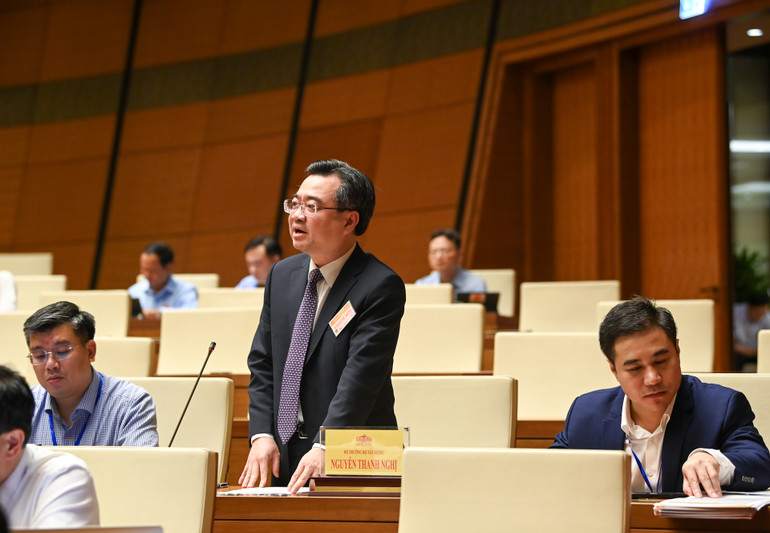 Bộ trưởng Xây dựng Nguyễn Thanh Nghị trả lời chất vấn của đại biểu Quốc hội. (Ảnh: DUY LINH)