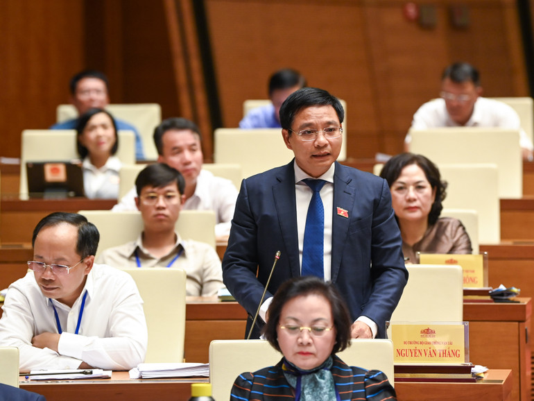 Bộ trưởng Giao thông vận tải Nguyễn Văn Thắng trả lời chất vấn. (Ảnh: DUY LINH)