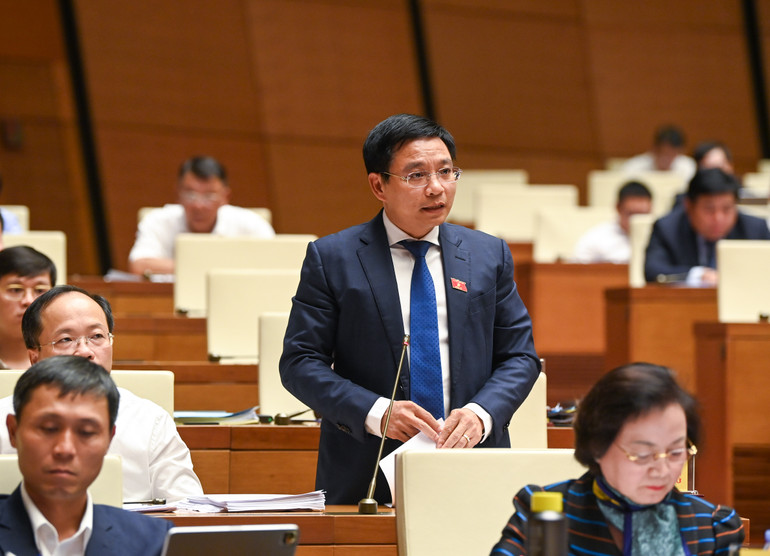 Bộ trưởng Giao thông vận tải Nguyễn Văn Thắng trả lời chất vấn. (Ảnh: DUY LINH)
