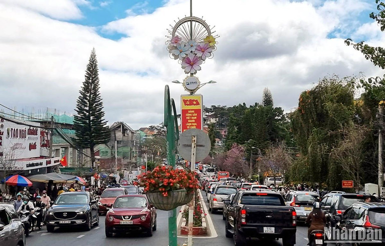 Cung đường cửa ngõ vào trung tâm Đà Lạt ngày mùng 5 Tết. Cung đường cửa ngõ vào trung tâm Đà Lạt ngày mùng 5 Tết.