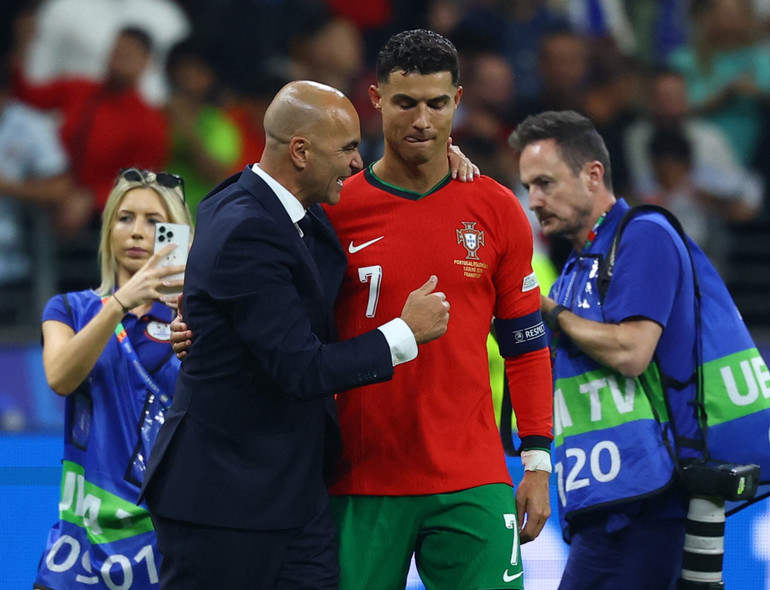 Huấn luyện viên Roberto Martinez và Cristiano Ronaldo ăn mừng sau trận đấu. (Ảnh: Reuters)