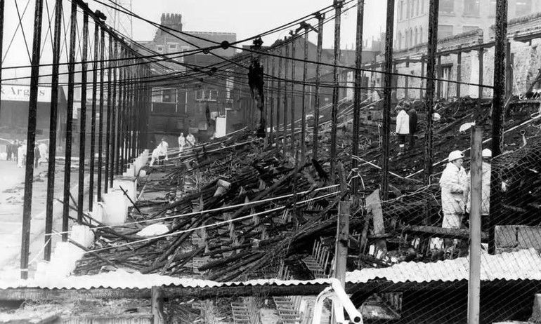 Điều tra viên làm việc tại hiện trường đám cháy sân vận động Valley Parade. (Ảnh: ANL/Rex Shutterstock)