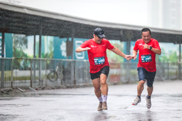 Cùng nhau về đích.