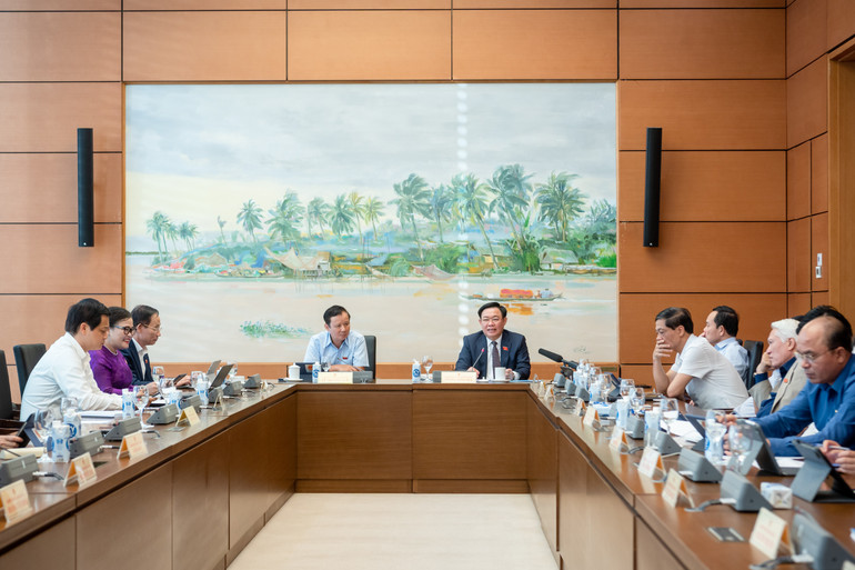 Quang cảnh buổi thảo luận tại Tổ 4. (Ảnh: DUY LINH)