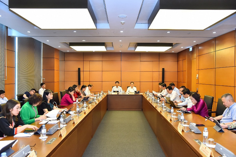 Quang cảnh thảo luận tại Tổ 8, chiều 5/6. (Ảnh: THỦY NGUYÊN)