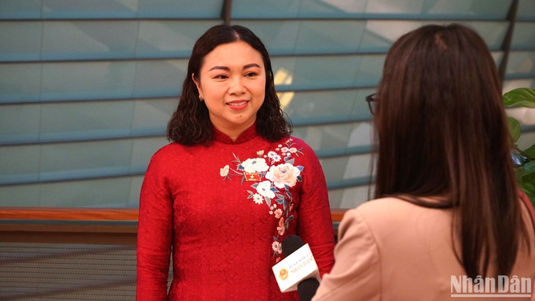 Đại biểu Đặng Bích Ngọc (Hòa Bình) chia sẻ với báo giới bên hành lang Quốc hội. (Ảnh: TRUNG HƯNG)