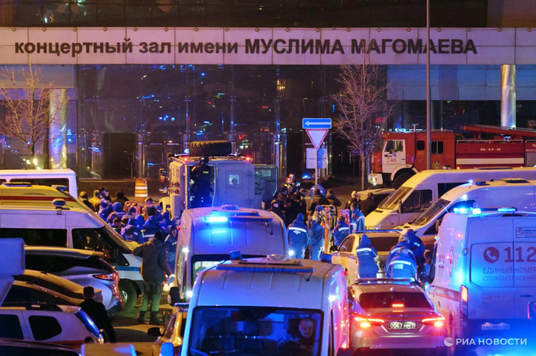 Xe cảnh sát và cứu thương tại hiện trường vụ tấn công khủng bố ở trung tâm thương mại Crocus City Hall. (Ảnh: RIA Novosti)