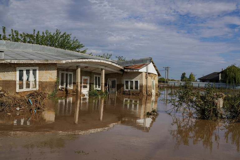 Mưa lớn gây lũ lụt ở Pechea, Galati, Romania, ngày 15/9/2024. (Ảnh: Reuters)