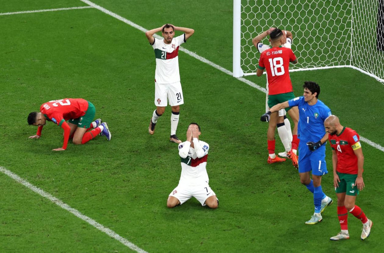 Các cầu thủ Bồ Đào Nha tiếc nuối khi Pepe bỏ lỡ cơ hội quý giá để gỡ hòa ở thời điểm cuối trận. (Ảnh: FIFA)