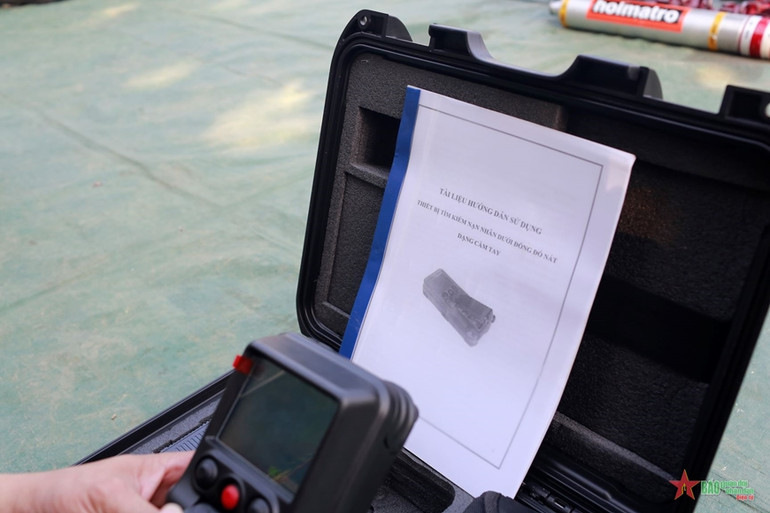 Thiết bị tìm kiếm nạn nhân dưới đống đổ nát. Thiết bị tìm kiếm nạn nhân dưới đống đổ nát.