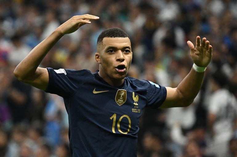 Kylian Mbappe ăn mừng sau khi hoàn tất cú hat-trick của mình ở trận chung kết World Cup 2022. (Ảnh: Reuters)