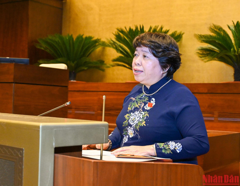 Chủ nhiệm Ủy ban Xã hội của Quốc hội Nguyễn Thúy Anh trình bày Báo cáo giải trình, tiếp thu, chỉnh lý dự thảo Luật Phòng, chống bạo lực gia đình (sửa đổi). (Ảnh: DUY LINH)