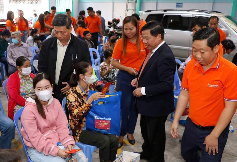 Sacombank Campuchia tặng bà con quà Tết. (Ảnh: NGUYỄN HIỆP)