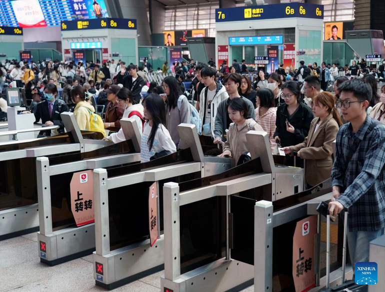 Ga Nam Bắc Kinh chật kín hành khách vào ngày kết thúc kỳ nghỉ Tết Thanh minh ở Trung Quốc.