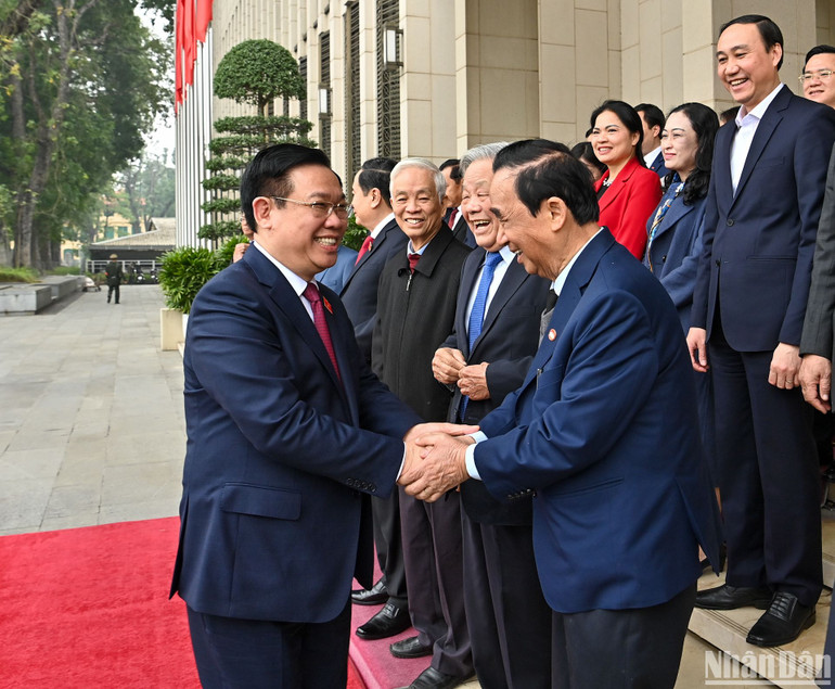 Chủ tịch Quốc hội Vương Đình Huệ với các đại biểu dự hội nghị.