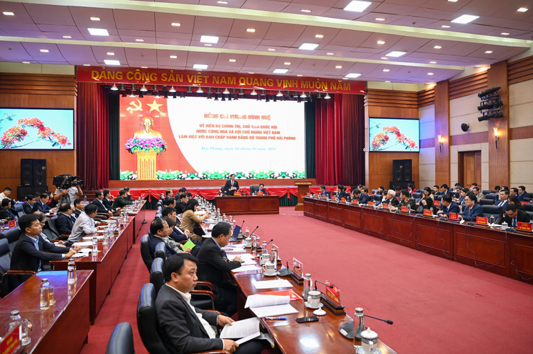 Quang cảnh buổi làm việc. (Ảnh: DUY LINH)