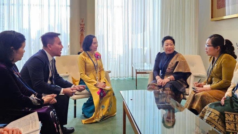 Phó Chủ tịch Quốc hội Nguyễn Thị Thanh gặp Chủ tịch Hội Liên hiệp Phụ nữ Lào Aly Vongnobountham.