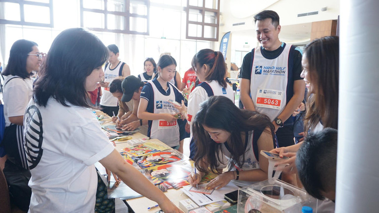 Người tham gia tham quan triển lãm "Động vật hoang dã không phải là thuốc" tại sự kiện. Người tham gia tham quan triển lãm "Động vật hoang dã không phải là thuốc" tại sự kiện.