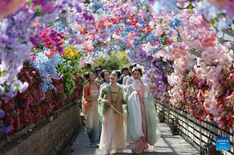 Các diễn viên trong trang phục truyền thống biểu diễn tại tỉnh Sơn Đông.