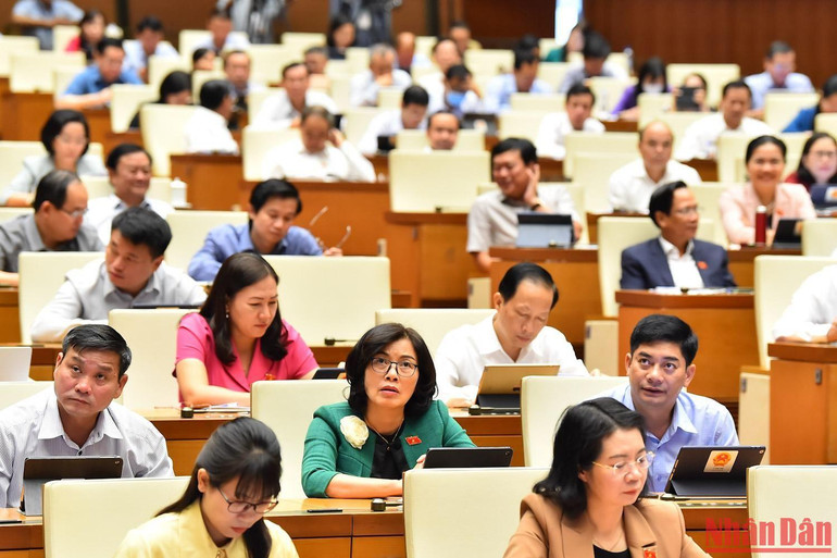 Các đại biểu tại phiên chất vấn và trả lời chất vấn của Quốc hội chiều 3/11. (Ảnh: THỦY NGUYÊN)