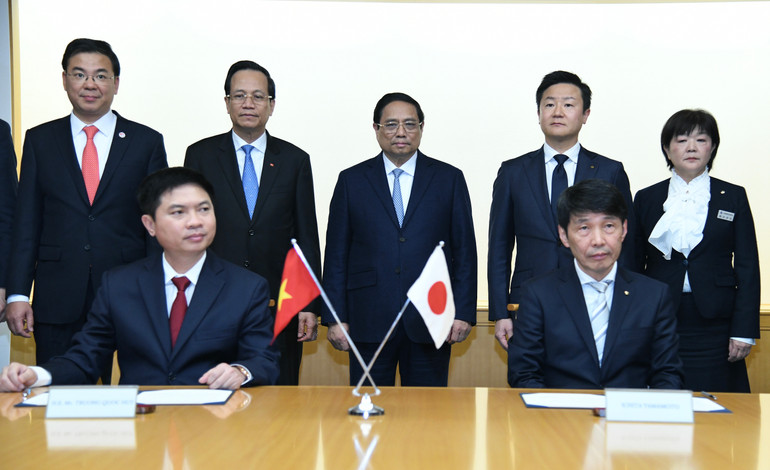 Thủ tướng Phạm Minh Chính chứng kiến lễ ký và trao biên bản thỏa thuận hợp tác giữa tỉnh Hà Nam và tỉnh Gunma.